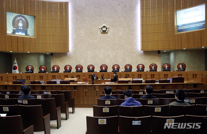 [서울=뉴시스] 고승민 기자 = 김명수 대법원장과 대법관들이 지난 18일 서울 대법원에서 성폭력범죄의 처벌 등에 관한 특례법 위반(카메라등이용촬영), 준강제추행 혐의로 기소된 A씨의 상고심 전원합의체 선고를 하기 전 자리에 앉아 있다. 이번 선고에서는 피해자가 임의제출한 피의자의 휴대전화에서 수사대상과는 다른 범죄 단서가 발견됐을 경우, 어떤 압수 절차를 밟아야 재판에서 증거로 사용할 수 있는지에 관한 판단이 나와 귀추가 주목된다. 2021.11.18. kkssmm99@newsis.com