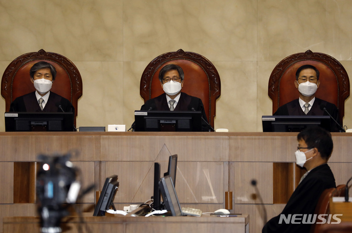 [서울=뉴시스] 고승민 기자 = 김명수 대법원장과 대법관들이 18일 서울 대법원에서 성폭력범죄의 처벌 등에 관한 특례법 위반(카메라등이용촬영), 준강제추행 혐의로 기소된 A씨의 상고심 전원합의체 선고를 하기 전 자리에 앉아 있다. 2021.11.18. kkssmm99@newsis.com