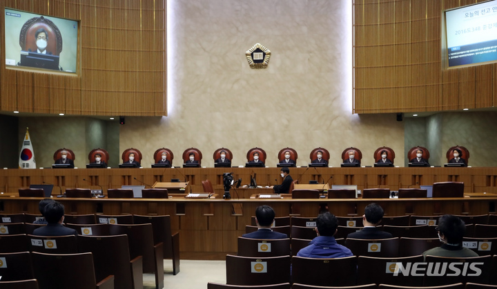 [서울=뉴시스] 고승민 기자 = 김명수 대법원장과 대법관들이 18일 서울 대법원에서 성폭력범죄의 처벌 등에 관한 특례법 위반(카메라등이용촬영), 준강제추행 혐의로 기소된 A씨의 상고심 전원합의체 선고를 하기 전 자리에 앉아 있다. 2021.11.18. kkssmm99@newsis.com