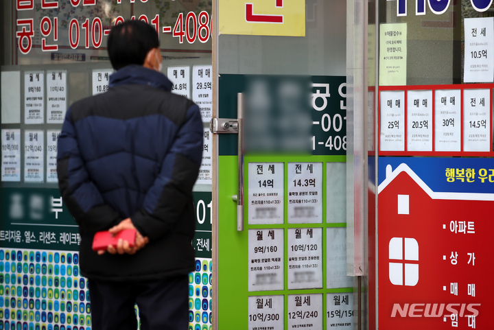 [서울=뉴시스] 조성우 기자 = 18일 오후 서울 송파구 한 아파트 상가 내 공인중개사 사무소에 시세표가 붙어있다. 2021.11.18. xconfind@newsis.com