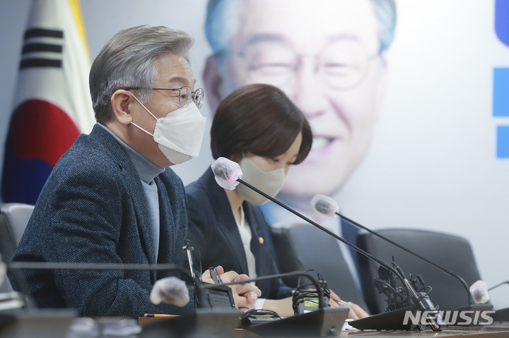 [서울=뉴시스] 국회사진기자단 = 이재명 더불어민주당 대선 후보가 18일 서울 여의도 중앙당사에서 열린 '정당쇄신, 정치개혁 의원모임' 간담회에서 발언하고 있다. 2021.11.18. photo@newsis.com