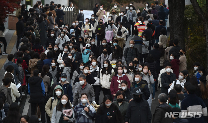 [대구=뉴시스] 이무열 기자 = 2022학년도 대학수학능력시험일인 18일 오후 대구 수성구 혜화여자고등학교에서 시험을 마친 수험생들이 교문을 나서고 있다. 2021.11.18. lmy@newsis.com