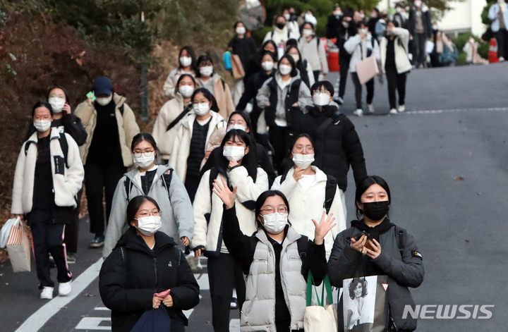 [광주=뉴시스] 광주전남사진기자회 = 2022학년도 대학수학능력시험이 종료된 18일 오후 광주 남구 봉선동 동아여자고등학교에서 수험생들이 밝은 표정으로 교문을 나서고 있다. 2021.11.18. photo@newsis.com