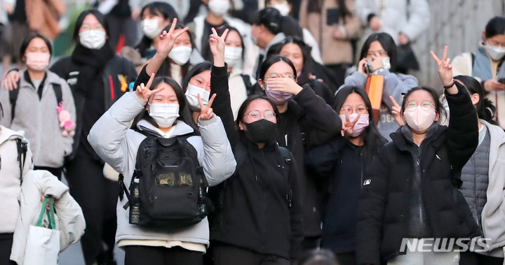 [광주=뉴시스] 광주전남사진기자회 = 2022학년도 대학수학능력시험이 종료된 18일 오후 광주 남구 봉선동 동아여자고등학교에서 수험생들이 밝은 표정으로 교문을 나서고 있다. 2021.11.18. photo@newsis.com