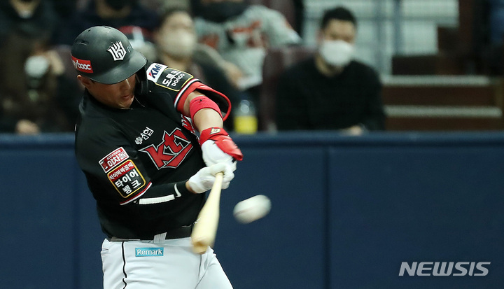 [서울=뉴시스] 이영환 기자 = 18일 오후 서울 구로구 고척스카이돔에서 열린 2021 KBO 한국시리즈 두산 베어스와 KT 위즈의 4차전 경기, 1회초 무사 1루에서 KT 황재균이 1타점 2루타를 날리고 있다. 2021.11.18. 20hwan@newsis.com