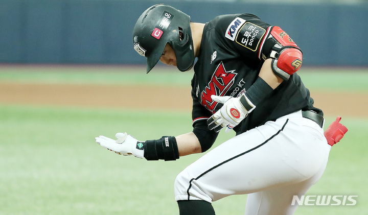 [서울=뉴시스] 이영환 기자 = 18일 오후 서울 구로구 고척스카이돔에서 열린 2021 KBO 한국시리즈 두산 베어스와 KT 위즈의 4차전 경기, 1회초 2사1,3루에서 KT 배정대가 1타점 안타를 날린 후 기뻐하고 있다. 2021.11.18. 20hwan@newsis.com