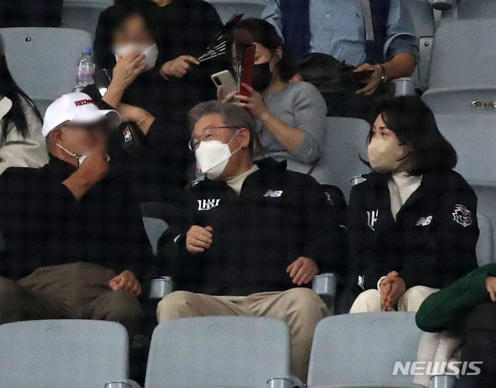 [서울=뉴시스] 박미소 기자 = 18일 오후 서울 구로구 고척스카이돔에서 열린 2021 KBO 한국시리즈 두산 베어스와 KT 위즈의 4차전 경기. 이재명 더불어민주당 대통령 선거 후보와 부인 김혜경씨가 경기를 직관하고 있다. 2021.11.18. misocamera@newsis.com