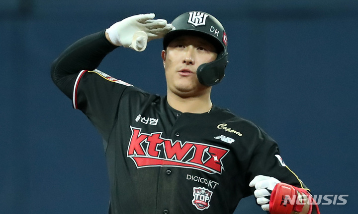 [서울=뉴시스] 이영환 기자 = 18일 오후 서울 구로구 고척스카이돔에서 열린 2021 KBO 한국시리즈 두산 베어스와 KT 위즈의 4차전 경기, 2회초 1사 2루에서 KT 황재균이 1타점 2루타를 날린 후 세리머니를 하고 있다. 2021.11.18. 20hwan@newsis.com