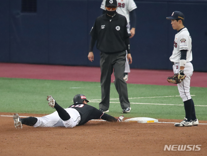 [서울=뉴시스] 조수정 기자 = 18일 오후 서울 구로구 고척스카이돔에서 열린 2021 KBO 한국시리즈 두산 베어스와 KT 위즈의 4차전 경기, kt 황재균이 1회말 1사 2루 강백호의 중견수 플라이때 3루로 슬라이딩 하고 있다. 2021.11.18. chocrystal@newsis.com