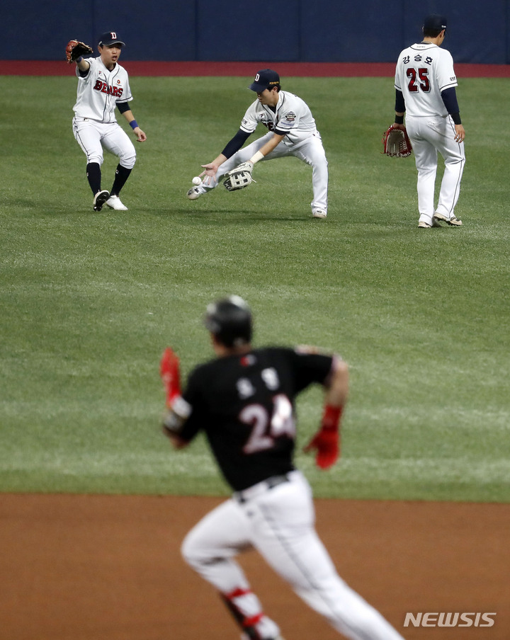 [서울=뉴시스] 홍효식 기자 = 18일 오후 서울 구로구 고척스카이돔에서 열린 2021 KBO 한국시리즈 두산 베어스와 KT 위즈의 4차전 경기, 6회초 1사 두산 우익수 박건우(가운데)가 KT 호잉의 타구를 잡으려 하고 있다. 2021.11.18. yesphoto@newsis.com