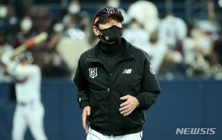 [서울=뉴시스] 이영환 기자 = 18일 오후 서울 구로구 고척스카이돔에서 열린 2021 KBO 한국시리즈 두산 베어스와 KT 위즈의 4차전 경기, 6회말 2사 1루에서 KT 이강철 감독이 마운드에 올라 투수 박시영을 다독인 후 덕아웃으로 향하고 있다.2021.11.18. 20hwan@newsis.com