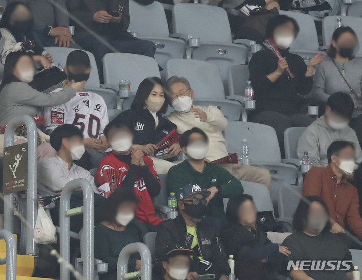 [서울=뉴시스] 조수정 기자 = 이재명 더불어민주당 대선후보와 부인 김혜경 씨가 18일 서울 고척돔에서 열린 프로야구 한국시리즈 4차전 7회 말까지 자리를 지키며 관전, 대화를 나누고 있다. 2021.11.18. chocrystal@newsis.com