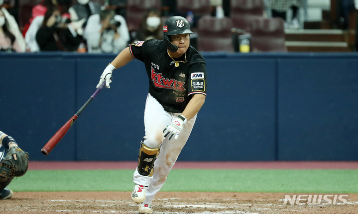 [서울=뉴시스] 이영환 기자 = 18일 오후 서울 구로구 고척스카이돔에서 열린 2021 KBO 한국시리즈 두산 베어스와 KT 위즈의 4차전 경기, 8회초 1사 주자없는 상황에서 KT 강백호가 안타를 날리고 있다. 2021.11.18. 20hwan@newsis.com