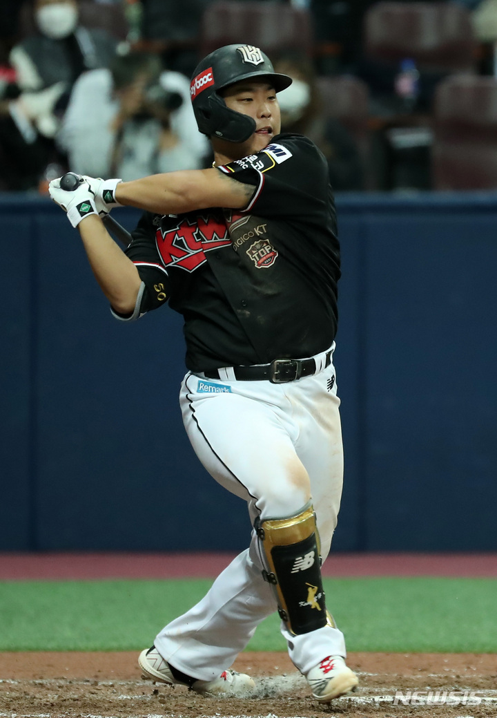 [서울=뉴시스] 이영환 기자 = 18일 오후 서울 구로구 고척스카이돔에서 열린 2021 KBO 한국시리즈 두산 베어스와 KT 위즈의 4차전 경기, 8회초 1사 주자없는 상황에서 KT 강백호가 안타를 날리고 있다. 2021.11.18. 20hwan@newsis.com