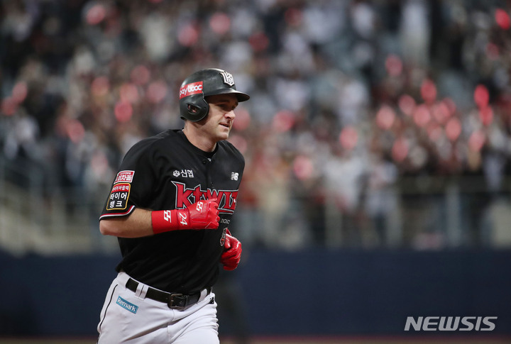 [서울=뉴시스] 박미소 기자 = 18일 오후 서울 구로구 고척스카이돔에서 열린 2021 KBO 한국시리즈 두산 베어스와 KT 위즈의 4차전 경기. 8회초 2사 1루 상황에서 KT 호잉이 2점 홈런을 친 후 달리고 있다. 2021.11.28. misocamera@newsis.com
