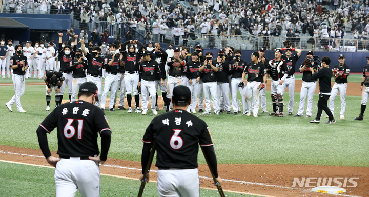 [서울=뉴시스] 이영환 기자 = 18일 오후 서울 구로구 고척스카이돔에서 열린 2021 KBO 한국시리즈 두산 베어스와 KT 위즈의 4차전 경기, 8 대 4로 승리를 거둬 4연승으로 한국시리즈 우승을 차지한 KT 선수들이 기뻐하고 있다. KT는 1군 입성 후 7년만에 처음으로 페넌트레이스 및 한국시리즈 통합우승을 달성했다. 2021.11.18. 20hwan@newsis.com