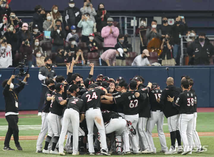 [서울=뉴시스] 조수정 기자 = 18일 오후 서울 구로구 고척스카이돔에서 열린 2021 KBO 한국시리즈 두산 베어스와 KT 위즈의 4차전 경기, 8-4로 최종 승리를 거둔 KT 선수들이 기쁨을 나누고 있다. 2021.11.18. chocrystal@newsis.com