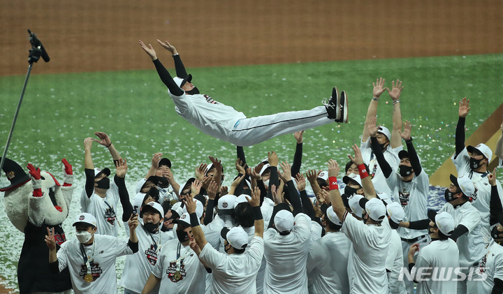 [서울=뉴시스] 이영환 기자 = 18일 오후 서울 구로구 고척스카이돔에서 열린 2021 KBO 한국시리즈 두산 베어스와 KT 위즈의 4차전 경기, 8 대 4로 승리를 거둬 4연승으로 한국시리즈 우승을 차지한 KT 선수들이 이강철 감독을 헹가래 치고 있다. KT는 1군 입성 후 7년만에 처음으로 페넌트레이스 및 한국시리즈 통합우승을 달성했다. 2021.11.18. 20hwan@newsis.com