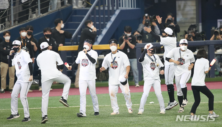 [서울=뉴시스] 조수정 기자 = 18일 오후 서울 구로구 고척스카이돔에서 열린 2021 KBO 한국시리즈 두산 베어스와 KT 위즈의 4차전 경기, 8-4로 창단 첫 통합 우승을 거둔 KT 선수들이 팬들앞에서 막춤을 추고 있다. 2021.11.18. chocrystal@newsis.com