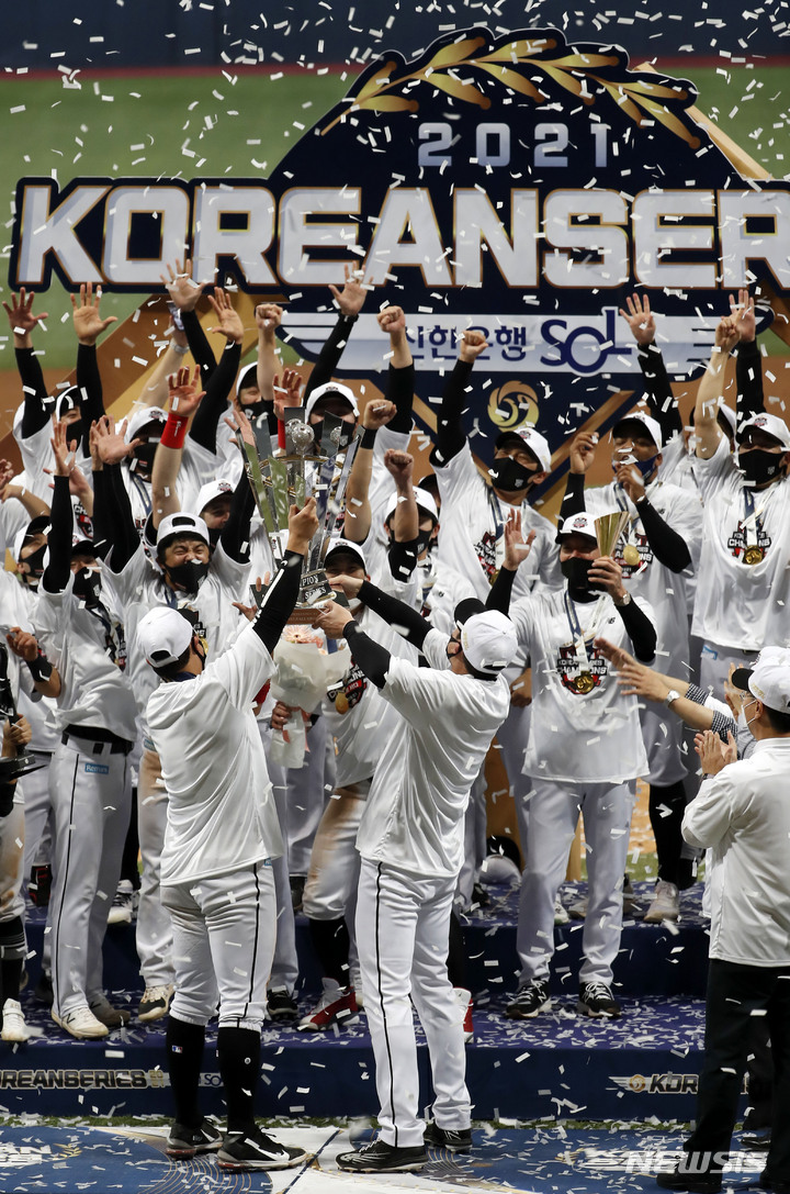 [서울=뉴시스] 홍효식 기자 = 18일 오후 서울 구로구 고척스카이돔에서 열린 2021 KBO 한국시리즈 두산 베어스와 KT 위즈의 4차전 경기, 8대4로 승리를 거둬 4연승으로 한국시리즈 우승을 차지한 KT 선수들이 트로피를 들고 자축하고 있다. 2021.11.18. yesphoto@newsis.com