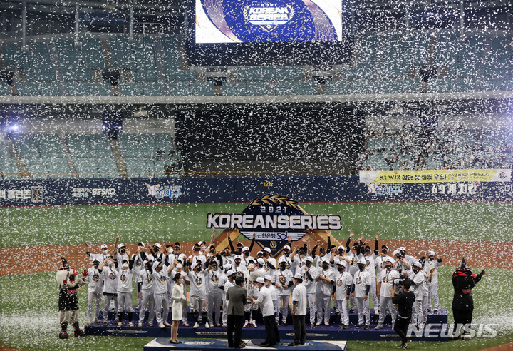 [서울=뉴시스] 홍효식 기자 = 18일 오후 서울 구로구 고척스카이돔에서 열린 2021 KBO 한국시리즈 두산 베어스와 KT 위즈의 4차전 경기, 8대4로 승리를 거둬 4연승으로 한국시리즈 우승을 차지한 KT 선수들이 트로피를 들고 자축하고 있다. 2021.11.18. yesphoto@newsis.com