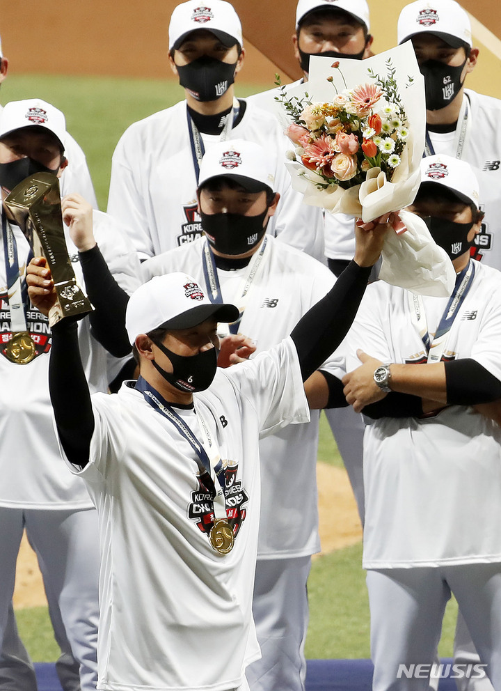 [서울=뉴시스] 홍효식 기자 = 18일 오후 서울 구로구 고척스카이돔에서 열린 2021 KBO 한국시리즈 두산 베어스와 KT 위즈의 4차전 경기, KT가 8대4로 승리를 거둬 4연승으로 한국시리즈를 우승했다. 시상식에서 KT 박경수가 한국시리즈 MVP를 수상한 뒤 기뻐하고 있다. 2021.11.18. yesphoto@newsis.com