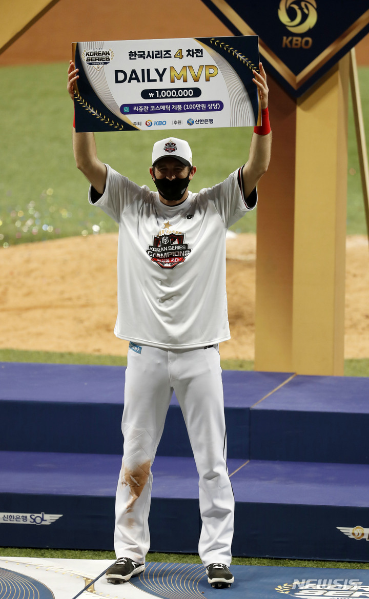 [서울=뉴시스] 홍효식 기자 = 18일 오후 서울 구로구 고척스카이돔에서 열린 2021 KBO 한국시리즈 두산 베어스와 KT 위즈의 4차전 경기, KT가 8대4로 승리를 거둬 4연승으로 한국시리즈를 우승했다. KT 호잉이 데일리 MVP를 수상한 뒤 기념촬영을 하고 있다. 2021.11.18. yesphoto@newsis.com