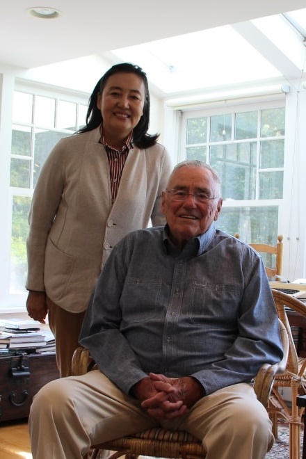 [워싱턴=뉴시스]박영선 전 중소벤처기업부 장관이 지난 10월 말 뉴욕 알몽크 도널드 그레그 전 주한 미국 대사 자택을 방문한 모습. (사진=박 전 장관 제공) 2021.11.18. *재판매 및 DB 금지