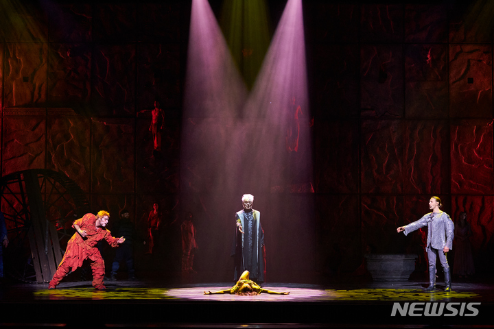 [서울=뉴시스]지난 2021년 11월18일 열린 뮤지컬 '노트르담 드 파리' 프레스콜에서 하이라이트 장면 시연이 진행되고 있다. (사진=마스트엔터테인먼트 제공) 2021.11.19. photo@newsis.com