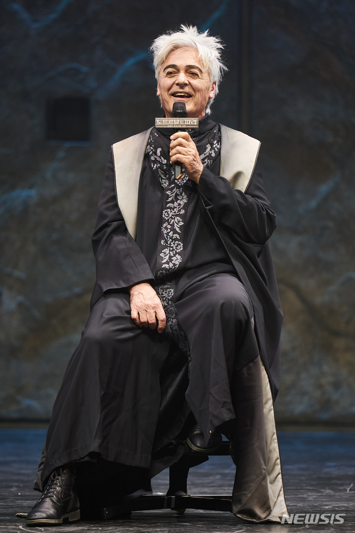 [서울=뉴시스]주교 '프롤로' 역의 다니엘 라부아가 지난 18일 열린 뮤지컬 '노트르담 드 파리' 프레스콜 질의응답에서 말하고 있다. (사진=마스트엔터테인먼트 제공) 2021.11.19. photo@newsis.com 