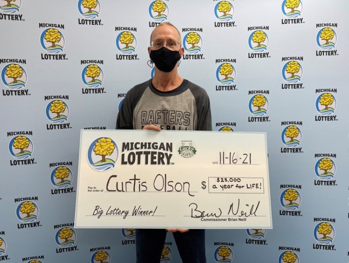 [서울=뉴시스] 지난 10월31일 미국 미시간에서 커티스 올슨이 복권에 당첨됐다. (출처 : 미시간 복권 공식 트위터 화면 캡처) 2021.11.19. *재판매 및 DB 금지