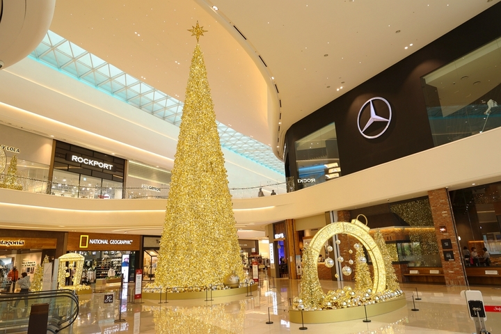 [서울=뉴시스]신세계프라퍼티가 크리스마스 시즌을 앞두고 위드 코로나를 맞아 새로운 일상을 준비하는 고객들에게 사랑과 응원의 메시지를 전하는 ‘러브 투게더’라는 콘셉트에 맞춰 스타필드 하남, 고양, 안성, 더 샵스 앳 센터필드등 점포 내 다양한 취향을 담은 크리스마스 트리를 설치, 연말 분위기 조성에 나섰다. 사진은 스타필드 하남의 모습. (사진=신세계프라퍼티 제공) photo@newsis.com *재판매 및 DB 금지