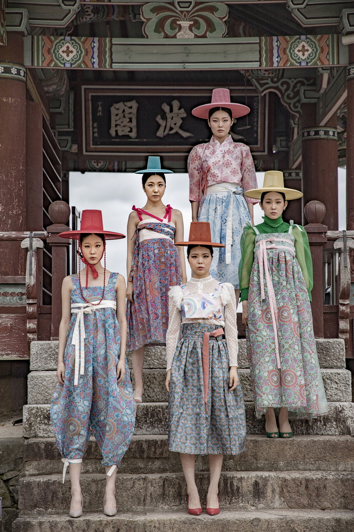 영남루를 배경으로 한 밀양한복 화보. (사진=밀양시 제공) *재판매 및 DB 금지