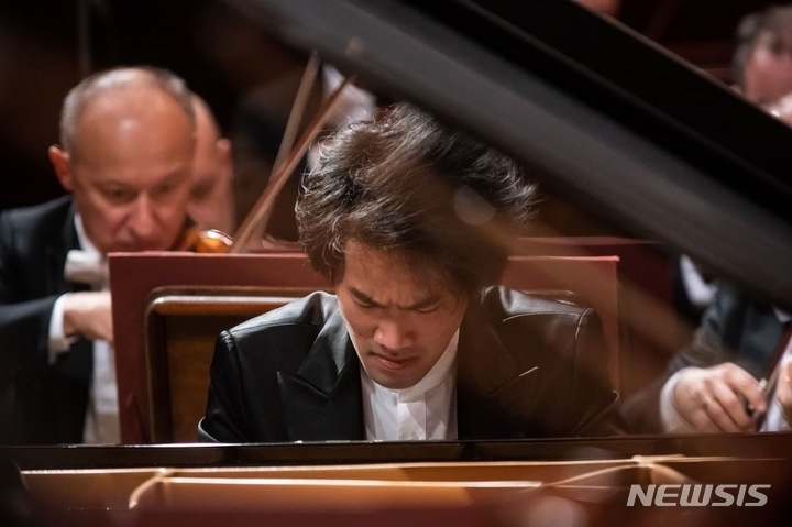 [서울=뉴시스] 올해 쇼팽 국제 콩쿠르에서 우승을 차지한 피아니스트 브루스 리우. (사진=유니버설뮤직 제공) 2021.11.20. photo@newsis.com *재판매 및 DB 금지