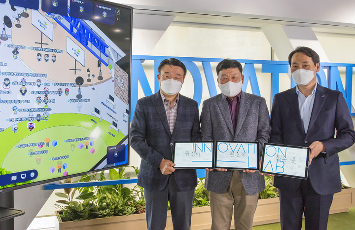 [서울=뉴시스]교보생명 이노베이션 랩 개소식.(왼쪽부터)박성주 교보생명 채널마케팅팀장, 편정범 대표이사 사장, 신연재 법인사업본부장(사진=교보생명 제공)2021.11.19 photo@newsis.com *재판매 및 DB 금지