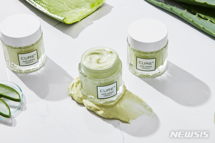 [서울=뉴시스]김정문알로에 '큐어크림S'.(사진출처: 김정문알로에 제공) 2021.11.19.