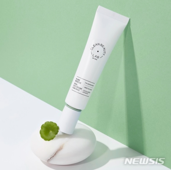 [서울=뉴시스]AHC '퓨어 레스큐 리얼 아이크림 포 페이스'. (출처: AHC 홈페이지 캡쳐) 2021.11.19.