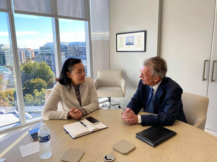 [워싱턴=뉴시스]박영선 전 중소벤처기업부 장관이 '오바마의 정치적 스승'이라고 불리는 톰 대슐 전 민주당 상원 원내대표를 만난 모습. (사진=박 전 장관 트위터) 2021.11.19. *재판매 및 DB 금지