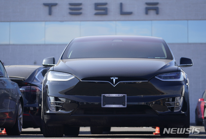 [콜로라도(미국)=AP/뉴시스]지난해 1월 1월 24일 미국 콜로라도주 리틀턴의 전기차 기업 테슬라 대리점에 테슬라의 전기차가 서 있다. 2022.01.04.