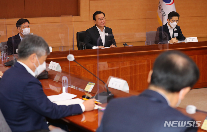 [서울=뉴시스] 배훈식 기자 = 김부겸 국무총리가 19일 오전 서울 종로구 정부서울청사 별관 국제회의장에서 열린 수도권 의료대응 병원장 간담회에 참석해 발언하고 있다. 2021.11.19. dahora83@newsis.com