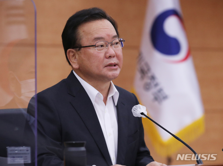 [서울=뉴시스] 배훈식 기자 = 김부겸 국무총리가 19일 오전 서울 종로구 정부서울청사 별관 국제회의장에서 열린 수도권 의료대응 병원장 간담회에 참석해 발언하고 있다. (공동취재사진) 2021.11.19. photo@newsis.com