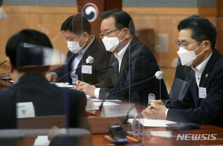 [서울=뉴시스] 배훈식 기자 = 김부겸 국무총리가 19일 오전 서울 종로구 정부서울청사 별관 국제회의장에서 열린 수도권 의료대응 병원장 간담회에 참석해 병원장들의 발언을 듣고 있다. (공동취재사진) 2021.11.19. photo@newsis.com