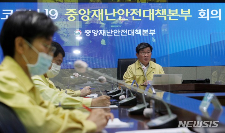 [서울=뉴시스] 배훈식 기자 = 전해철 중앙재난안전대책본부 2차장(행정안전부 장관)이 19일 오전 서울 종로구 정부서울청사 코로나19 중앙재난안전대책본부 회의에 참석해 발언하고 있다. (공동취재사진) 2021.11.19. photo@newsis.com