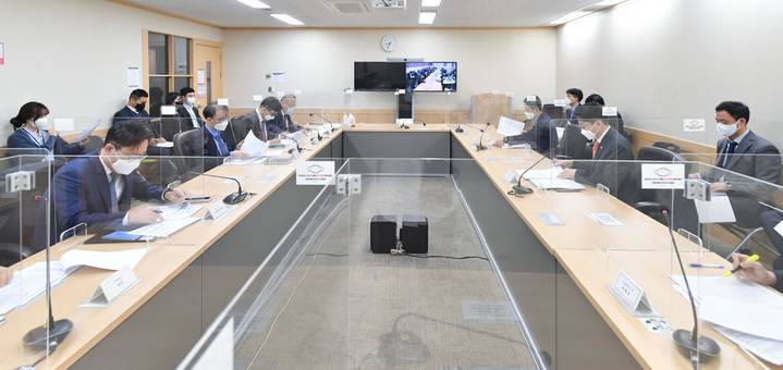 [서울=뉴시스] 이억원 기획재정부 차관이 19일 서울 종로구 정부서울청사에서 제12차 요소수 수급 관련 범부처 합동 대응 회의를 주재하고 있다. (사진=기획재정부 제공) 2021.11.19. photo@newsis.com *재판매 및 DB 금지