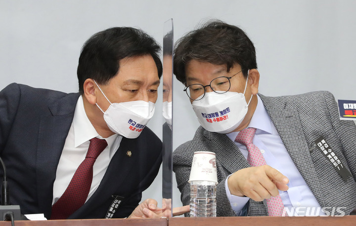 [서울=뉴시스] 최진석 기자 = 국민의힘 김기현(왼쪽) 원내대표와 권성동 사무총장이 19일 오전 서울 여의도 국회에서 열린 원내대책회의에서 이야기를 나누고 있다. (공동취재사진) 2021.11.19. photo@newsis.com