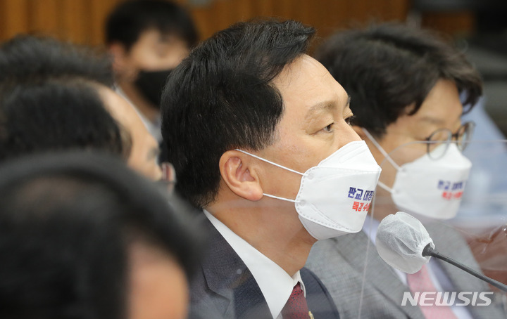 [서울=뉴시스] 최진석 기자 = 국민의힘 김기현 원내대표가 19일 오전 서울 여의도 국회에서 열린 원내대책회의에서 발언하고 있다. (공동취재사진) 2021.11.19. photo@newsis.com