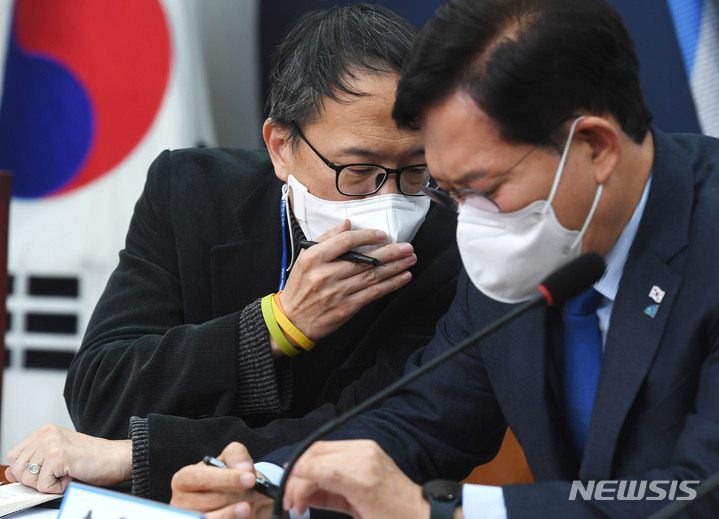 [서울=뉴시스] 전신 기자 = 송영길 더불어민주당 상임선거대책위원장이 19일 서울 여의도 국회에서 열린 윤석열 일가 부정부패 국민검증특위 1차 회의에서 박주민 특위 공동위원장과 대화하고 있다. (공동취재사진) 2021.11.19. photo@newsis.com