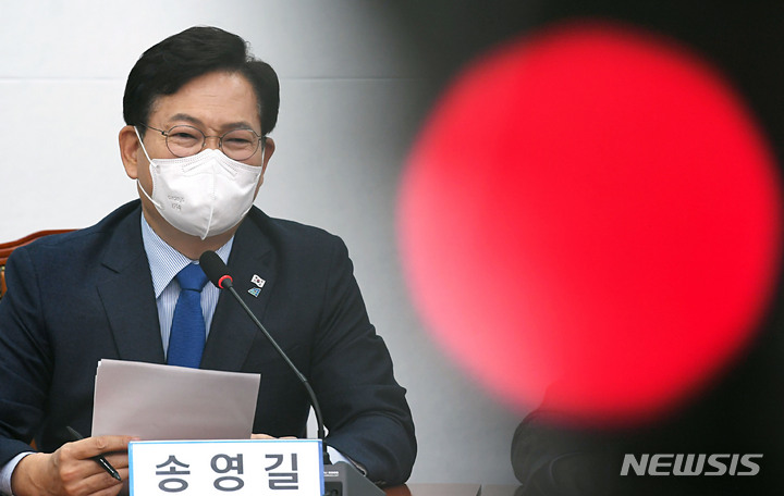 [서울=뉴시스] 전신 기자 = 송영길 더불어민주당 상임선거대책위원장이 19일 서울 여의도 국회에서 열린 윤석열 일가 부정부패 국민검증특위 1차 회의에서 발언하고 있다. (공동취재사진) 2021.11.19. photo@newsis.com