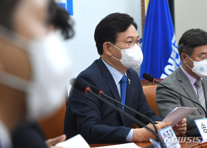 [서울=뉴시스] 전신 기자 = 송영길 더불어민주당 상임선거대책위원장이 19일 서울 여의도 국회에서 열린 윤석열 일가 부정부패 국민검증특위 1차 회의에서 발언하고 있다. (공동취재사진) 2021.11.19. photo@newsis.com