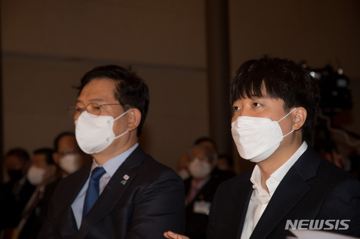 [서울=뉴시스] 국회사진기자단 = 더불어민주당 송영길 대표와 국민의힘 이준석 대표가 19일 오전 서울 마포구 효성 해링턴스퀘어에서 열린 58주년 경우의 날 기념식에 참석해 있다. 2021.11.19. photo@newsis.com